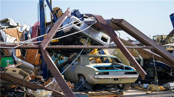 Tote und Verletzte nach schweren Stürmen im Süden der USA Eine texanische Autowerkstatt in Trümmern: Ein Sturm hinterließ in den US-Bundesstaaten Texas und Oklahoma eine Spur der Verwüstung.