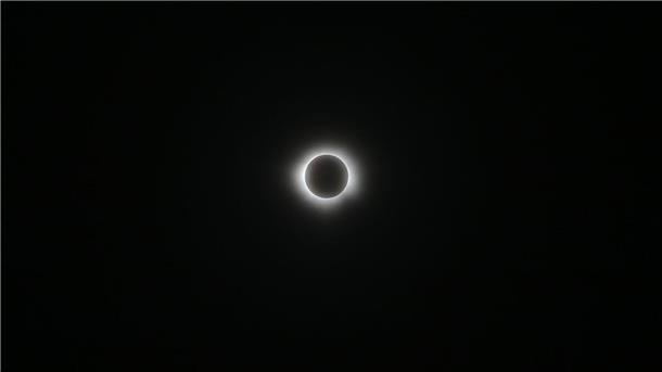 Millionen Menschen sehen totale Sonnenfinsternis Eine totale Sonnenfinsternis kommt vor, wenn der Mond zwischen der Sonne und der Erde durchzieht und dabei die Sonne komplett verdeckt.
