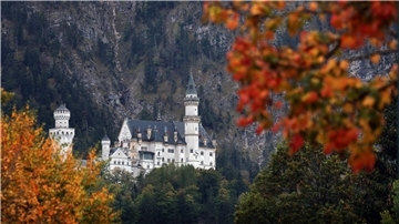 Eine Touristenattraktion als Tatort: Im Juni hatte ein Amerikaner am Schloss Neuschwanstein in Bayern zwei Touristinnen angegriffen - eine der Frauen überlebte die Attacke nicht. (Archivbild)