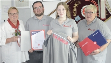Eine Trainerin-Jacke, ein Unterrichtspaket und ein Sträußchen selbst gepflückten Glücksklee gab es als Geschenk zur Ernennung (von links): Diana Borchelt, Marcel Planteur, Yannika Barz und Katja Ratjen-Barz.