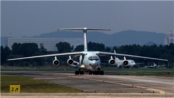 Eine Transportmaschine vom Typ Iljuschin IL-76 (Archiv)