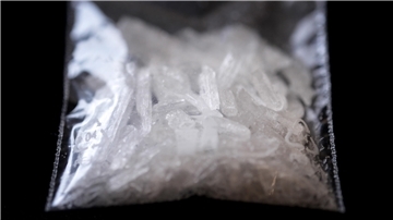 Eine Tüte mit der synthetischen Droge Crystal Speed: Ein Vortrag in Tarmstedt soll Eltern und Schüler jetzt über das Thema Sucht aufklären.