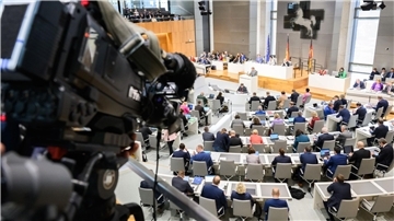 Eine TV-Kamera filmt die Sitzung im niedersächsischen Landtag.
