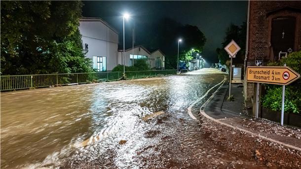 Eine überflutete Straßen in Altena nach schweren Regenfällen. Altena im Sauerland war nach Erdrutschen und Überschwemmungen zeitweise nicht mehr zu erreichen.