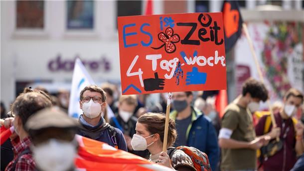 Eine Unternehmensberatung mit Sitz in Berlin will mindestens 50 Unternehmen von einem Vier-Tage-Woche-Projekt überzeugen.