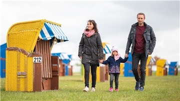 Eine Urlauberfamilie am Nordseestrand von Butjadingen.