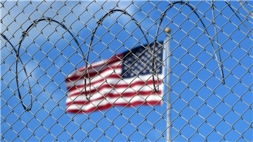 Eine US-Flagge hinter auf dem Marinestützpunkt Guantánamo Bay auf Kuba. Hier betreiben die USA seit mehr als 21 Jahren ein umstrittenes Gefangenenlager.