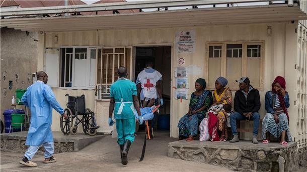 Vereinzelter Widerstand in Goma hält an - Kliniken überfüllt Eine verletzte Person wird in Goma in ein Krankenhaus gebracht. Die humanitäre Situation spitzte sich zuletzt weiter zu. (Archivbild)