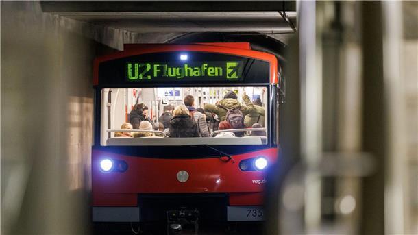 Eine vollautomatische U-Bahn in Nürnberg fährt in einen Bahnhof ein.