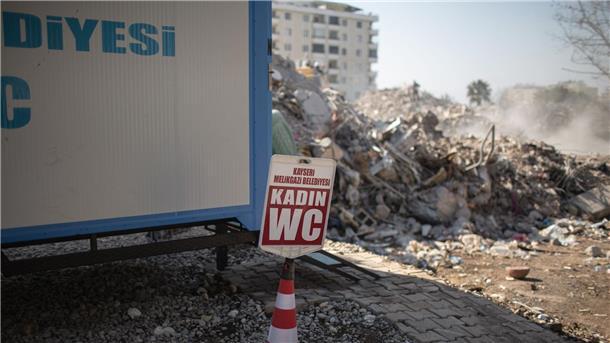 Eine von der Gemeinde Kayseri bereitgestellte mobile Toilette für Frauen steht neben einem eingestürzten Gebäude im Epizentrum des Erdbebens.