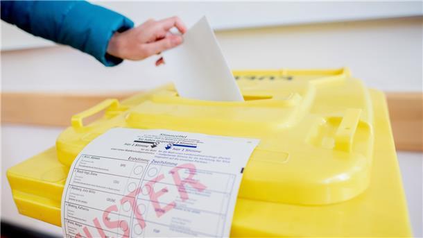 SPD klar stärkste Kraft in Niedersachsen - Grüne legen zu Eine Wählerin wirft ihren Stimmzettel in einem Wahllokal in Hannover in eine Wahlurne.