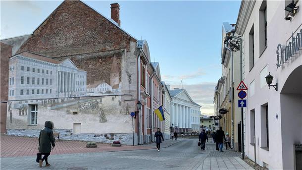 Kulturhauptstädte 2024: Bodø, Tartu und Bad Ischl Eine Wandgemälde (l) in der Universitätsstraße zeigt das nicht weit entfernt gelegene Hauptgebäude der Universität Tartu.