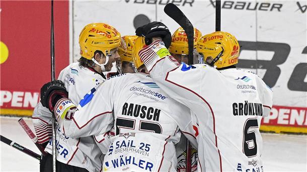 Rekordverdächtige Pinguins überrollen Frankfurt Eine weiße Jubeltraube: Die Fischtown Pinguins spielten in Frankfurt ein Auswärtsspiel wie aus einem Märchen.