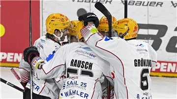Eine weiße Jubeltraube: Die Fischtown Pinguins spielten in Frankfurt ein Auswärtsspiel wie aus einem Märchen.