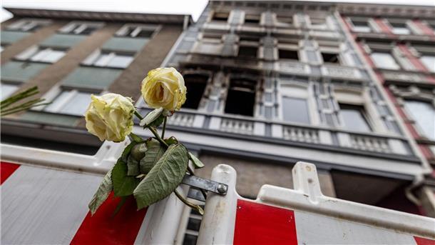 Verdächtiger für vierfachen Mord in Solingen ermittelt Eine weiße Rose an einer Absperrbake vor dem Brandort in Solingen am 27. März.