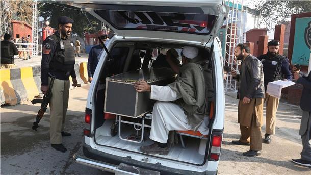 Anschlag auf Moschee: Opferzahl in Pakistan steigt auf 100 Eine weitere Leiche in einem Sarg wird mit einem Wagen zur Beerdigung transportiert.