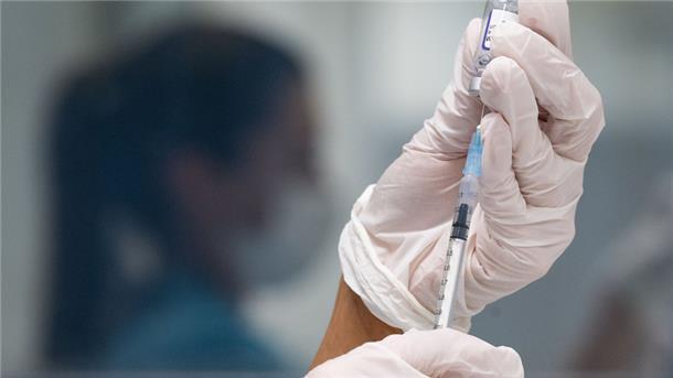 Eine Werksärztliche Assistentin zieht in einem betrieblichen Impfzentrum für Mitarbeiter der Robert Bosch GmbH eine Dosis des Impfstoffes von Biontech/Pfizer auf.
