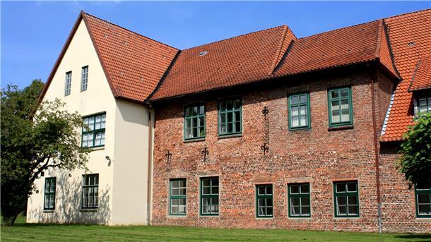 Eine wichtige Spur zu der Geschichte des Schlosses: Das heutige Museumsgebäude wurde als Kanzlei und Marstall des Schlosses erbaut.