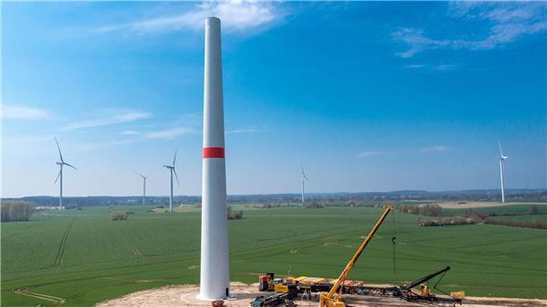 Rekord bei Windkraftausbau in der EU Eine Windkraftanlage im Aufbau.
