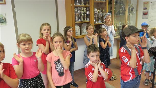 Das Foto zeigt Kinder bei der Probenarbeit. 