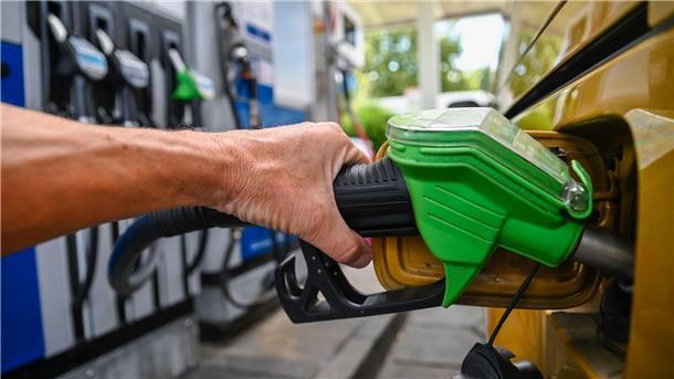Das Jahr der pulverisierten Spritpreisrekorde Eine Zapfsäule an einer Tankstelle im bayerischen Rosenheim.