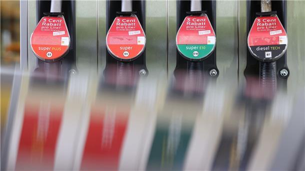 Eine Zapfsäule an einer Tankstelle in Kaufbeuren.