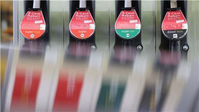 Eine Zapfsäule an einer Tankstelle in Kaufbeuren.