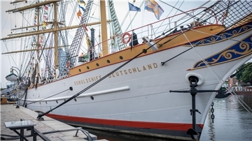 Segelschiff liegt an der Kaje.