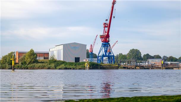 Dubiose Angebote an Elsflether Werft - Angeklagter schweigt zu Bestechungsvorwürfen Einem 51-Jährige wird vor dem Amtsgericht Brake jetzt vorgeworfen, erst überhöhte Angebote an die Elsflether Werft abgegeben und dann Gutschriften von mehr als 1,2 Millionen Euro gewährt zu haben. Die Staatsanwaltschaft wirft ihm Bestechung vor.