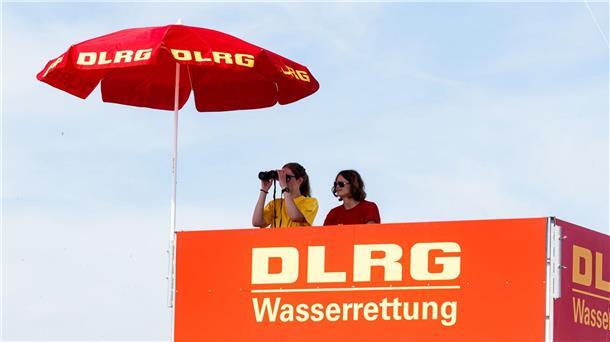 Gut aufpassen und Leben retten Einen großen Strand kann man am besten mit dem Fernglas im Blick behalten.
