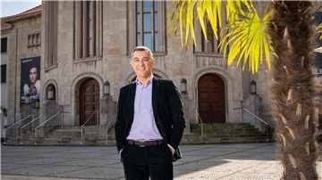 Einen Hauch von mediterranem Flair bietet an Sommertagen auch Bremerhaven - ab 2026 neuer Wirkungsort für den gebürtigen Venezianer Marco Comin. Der 49-Jährige kommt als neuer Generalmusikdirektor des Philharmonischen Orchesters ans Stadttheater 