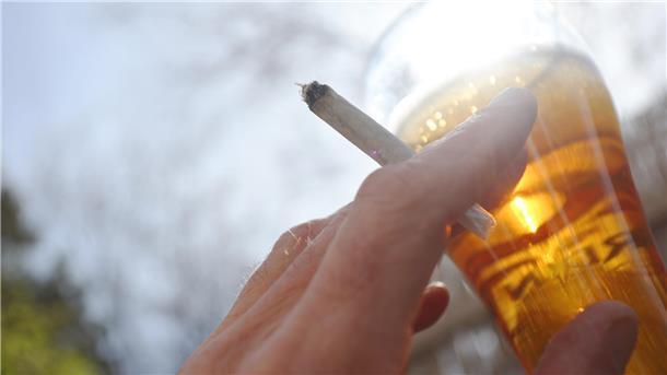 Zwischen 12 und 82: Sucht betrifft alle Altersklassen im Landkreis Rotenburg Eine Hand hält einen Joint neben einem Bierglas.