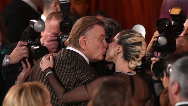 „Im Westen nichts Neues“ gewinnt vier Oscars Einen Oscar hat Brendan Gleeson nicht gewonnen, dafür aber gab es einen Kuss von Lady Gaga.