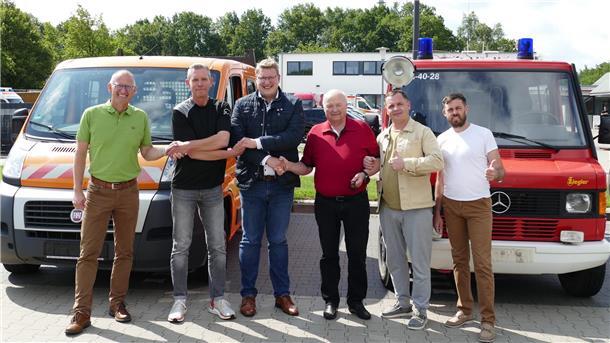 Einen Rundum-Handschlag als Dank vor den gespendeten Fahrzeugen