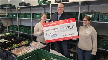 Einen Scheck in Höhe von 1.000 Euro überreichte Jörg Müller, Geschäftsführer von Max Personal Service aus Brake, an die Mitarbeiterinnen Felicitas Beier (links) und Michelle Börjes, Auszubildende beim Arbeitslosenzentrum in Nordenham.