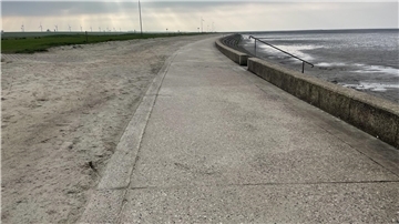 Betonweg an der Küste von Dorum