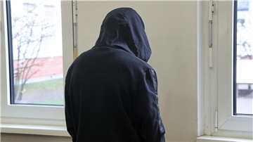 Einer der beiden Angeklagten vor Prozessbeginn im Landgericht Stralsund.