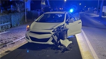 Ein Auto ist bei einem Unfall erheblich beschädigt worden.
