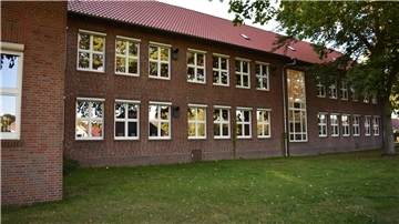 Einer der vier geplanten Anbauten an die Grundschule Rodenkirchen ist an dieser Westseite vorgesehen.