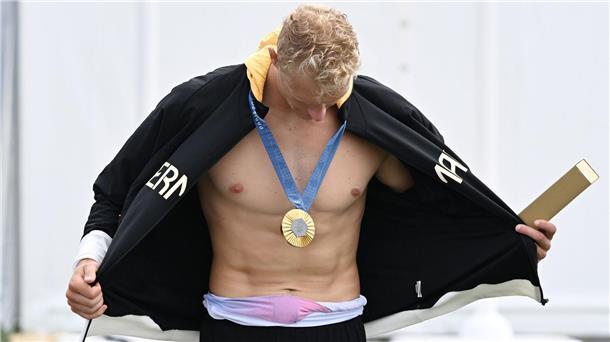 Einer-Dominator Oliver Zeidler präsentiert stolz seine Goldmedaille.  