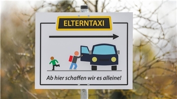 Einer Umfrage zufolge werden in den warmen Monaten 17 Prozent der Kinder hauptsächlich mit dem Auto zum Unterricht gebracht, im Herbst und Winter sind es 22 Prozent.