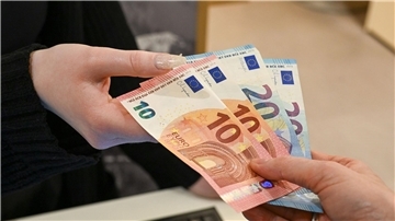 Einer Umfrage zufolge wollen 93 Prozent, dass sie auch in Zukunft selbst entscheiden möchten, ob sie bar oder unbar bezahlen.