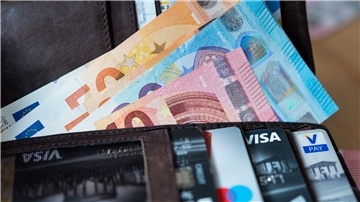 Einer YouGov-Umfrage zufolge bezahlen 69 Prozent der Deutschen lieber mit Bargeld.