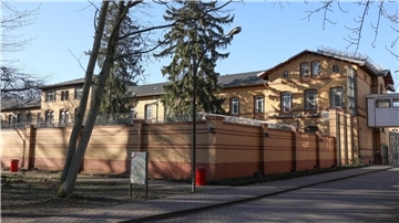 Eines der Gebäude vom Krankenhaus-Maßregelvollzug auf dem Gelände der Karl-Bonhoeffer-Nervenklinik.