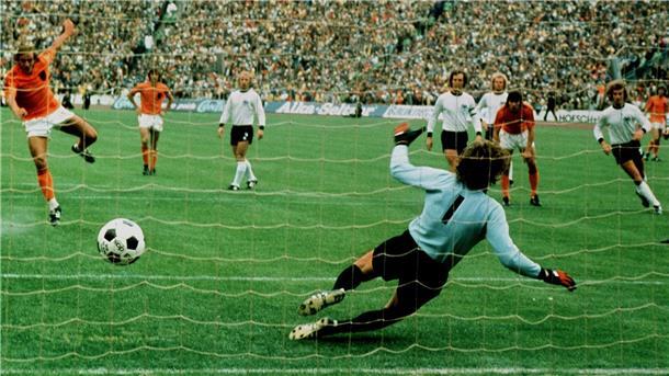 Fußballwelt trauert um Johan Neeskens Eines seiner bekanntesten Tore: Johan Neeskens trifft im WM-Endspiel 1974 gegen Deutschland zur 1:0-Führung.