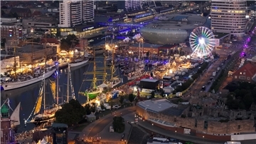 Eine Nachtaufnahme aus der Luft von der Sail 2025 in Bremerhaven.