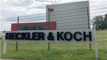 Eingang der Firmenzentrale des Waffenherstellers Heckler & Koch in Oberndorf (Baden-Württemberg).