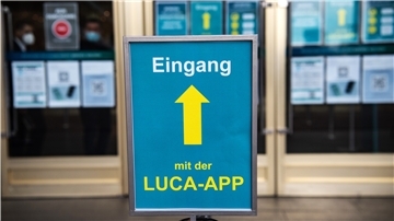 „Eingang mit der Luca-App“ steht auf dem Schild vor einem Kaufhaus. Der digitale Service soll bei der Kontaktverfolgung helfen, steht jedoch in der Kritik – es geht um die zentrale Speicherung von Daten.
