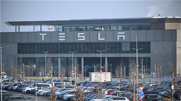 Grünheide schlägt Tesla-Ausbau auf kleinerer Fläche vor Eingang zum Tesla-Werk in Grünheide. Die Einwohner von Grünheide hatten sich vor drei Wochen in einem Bürgerentscheid gegen die Rodung von 100 Hektar Wald und damit die Erweiterung der Fläche von Tesla ausgesprochen.