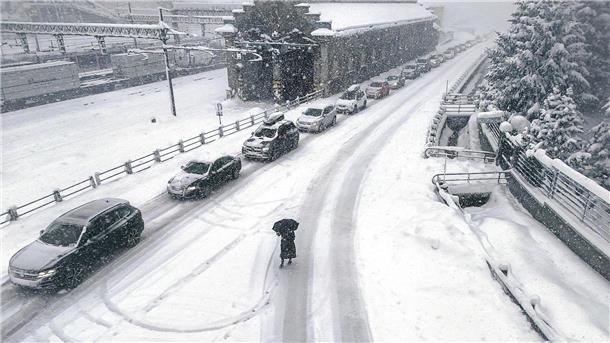 Starke Schneefälle: Totalsperre der Brennerautobahn Eingeschneite Autos auf der Brennerautobahn im Stau.